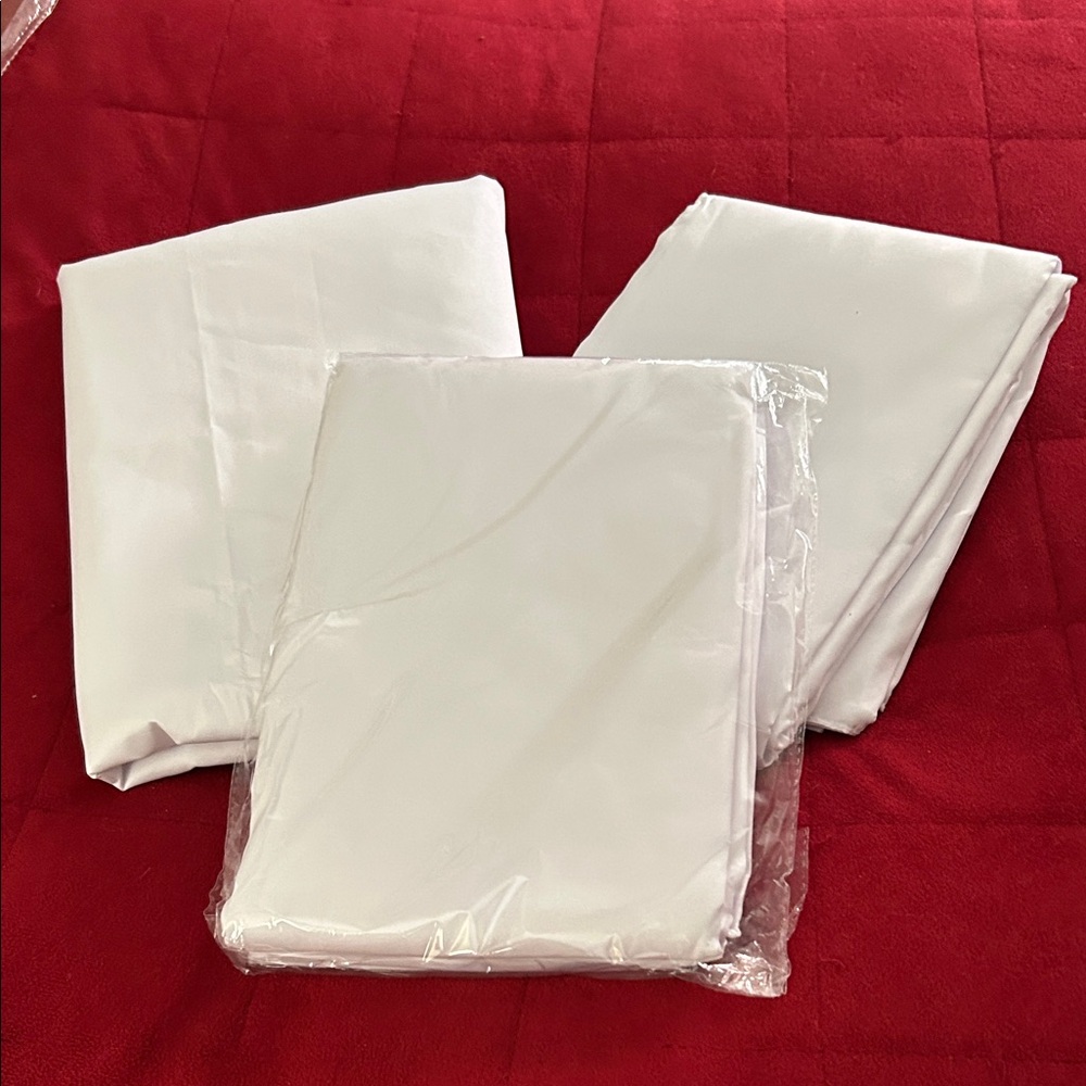 3 Luxurious White Table Clothes